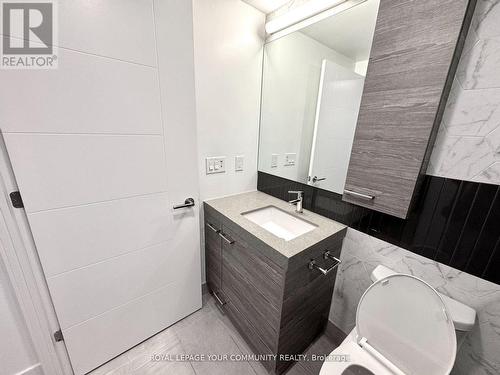 203 - 484 Spadina Avenue, Toronto, ON - Indoor Photo Showing Bathroom