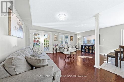 22 Widdifield Avenue, Newmarket, ON - Indoor Photo Showing Living Room