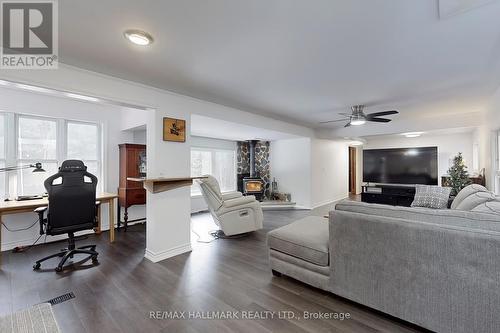 5545 Wesson Road, New Tecumseth, ON - Indoor Photo Showing Living Room