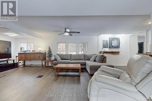 5545 Wesson Road, New Tecumseth, ON - Indoor Photo Showing Living Room