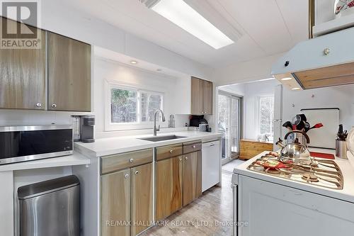 5545 Wesson Road, New Tecumseth, ON - Indoor Photo Showing Kitchen