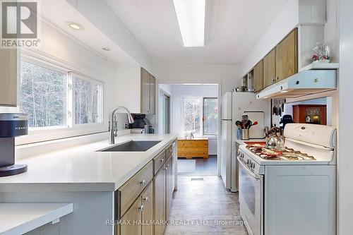 5545 Wesson Road, New Tecumseth, ON - Indoor Photo Showing Kitchen