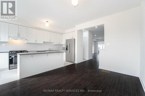 399 Tennant Circle, Vaughan, ON - Indoor Photo Showing Kitchen