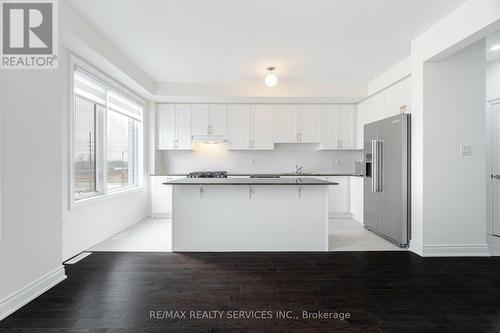 399 Tennant Circle, Vaughan, ON - Indoor Photo Showing Kitchen