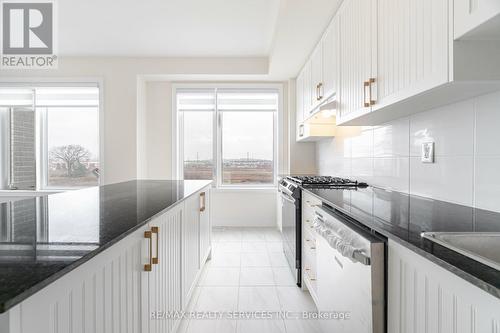 399 Tennant Circle, Vaughan, ON - Indoor Photo Showing Kitchen With Upgraded Kitchen