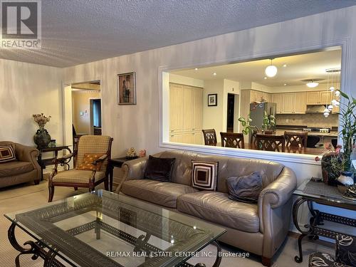 40 Giza Crescent, Brampton, ON - Indoor Photo Showing Living Room