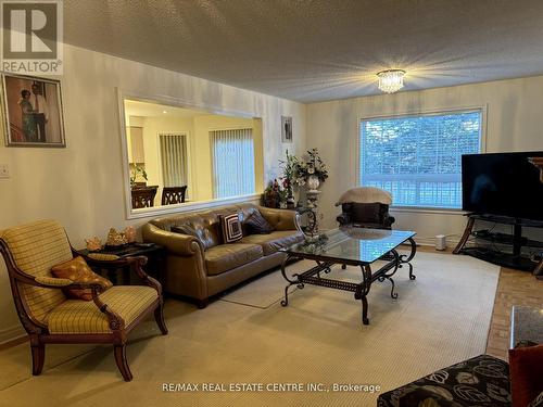 40 Giza Crescent, Brampton, ON - Indoor Photo Showing Living Room