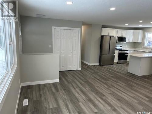 34 Bligh Bay, Regina, SK - Indoor Photo Showing Kitchen