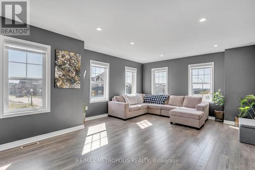 2700 Burkholder Drive, Pickering, ON - Indoor Photo Showing Living Room