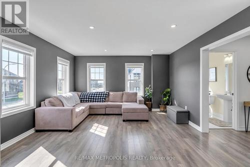 2700 Burkholder Drive, Pickering, ON - Indoor Photo Showing Living Room