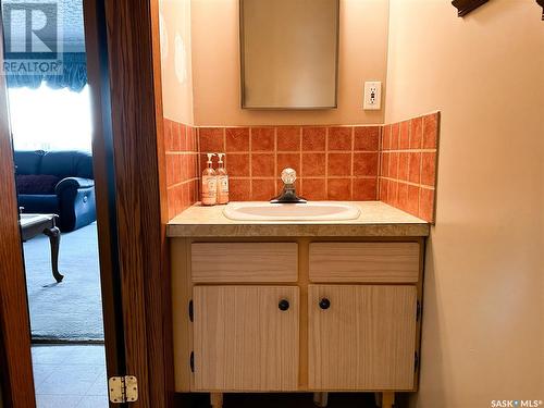 1501 92Nd Street, North Battleford, SK - Indoor Photo Showing Bathroom