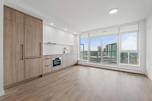 2409 13685 102 Avenue, Surrey, BC - Indoor Photo Showing Kitchen