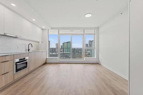 2409 13685 102 Avenue, Surrey, BC - Indoor Photo Showing Kitchen