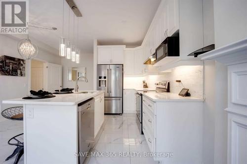 4 Kempsford Crescent, Brampton, ON - Indoor Photo Showing Kitchen With Upgraded Kitchen