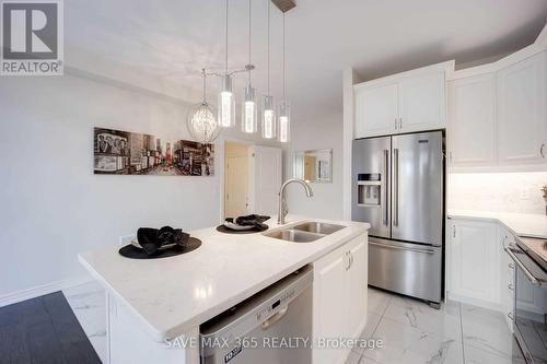 4 Kempsford Crescent, Brampton, ON - Indoor Photo Showing Kitchen With Double Sink With Upgraded Kitchen