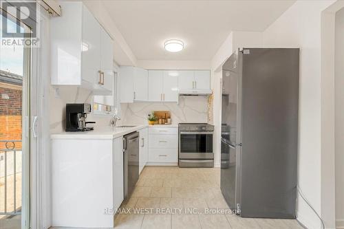 22 Goldcrest Boulevard, Toronto, ON - Indoor Photo Showing Kitchen