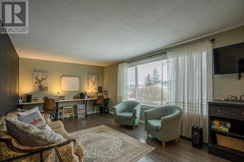 261 Elm Avenue, 100 Mile House, BC - Indoor Photo Showing Living Room