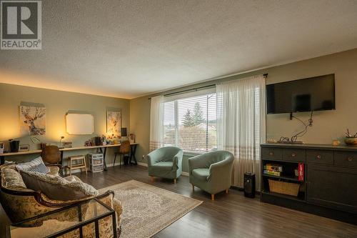 261 Elm Avenue, 100 Mile House, BC - Indoor Photo Showing Living Room