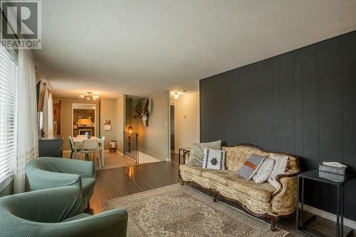 261 Elm Avenue, 100 Mile House, BC - Indoor Photo Showing Living Room