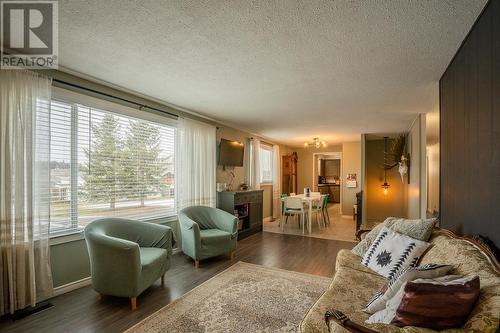 261 Elm Avenue, 100 Mile House, BC - Indoor Photo Showing Living Room