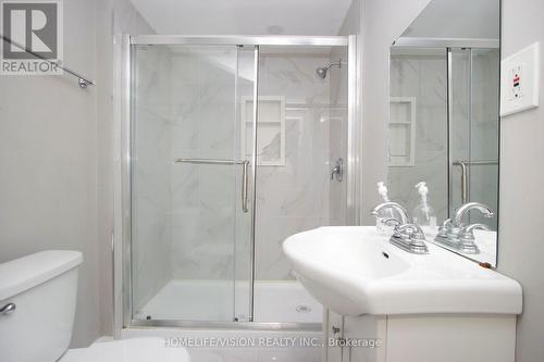 530 Dean Avenue, Oshawa, ON - Indoor Photo Showing Bathroom