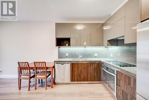 531 - 25 Water Walk Drive, Markham, ON - Indoor Photo Showing Kitchen