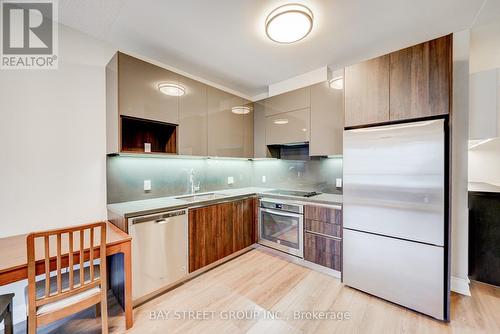 531 - 25 Water Walk Drive, Markham, ON - Indoor Photo Showing Kitchen