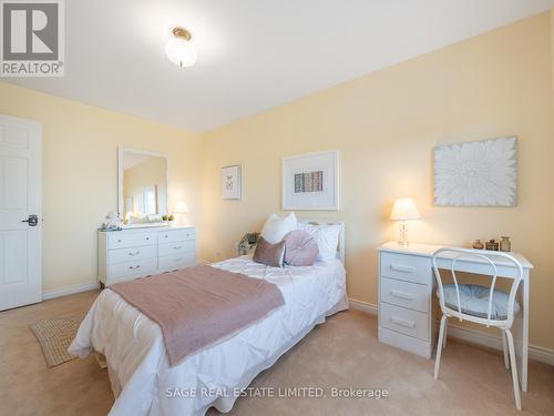 1941 Edenvale Crescent, Burlington, ON - Indoor Photo Showing Bedroom