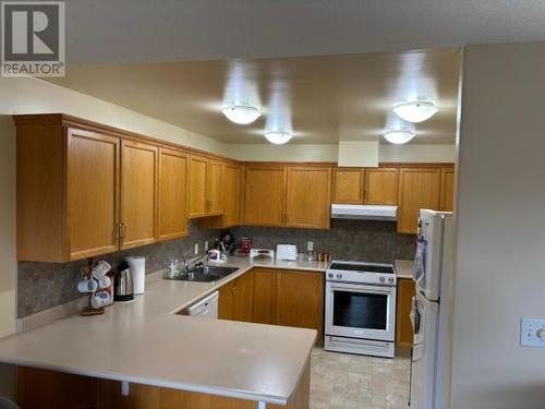 103-4580 Joyce Ave, Powell River, BC - Indoor Photo Showing Kitchen With Double Sink