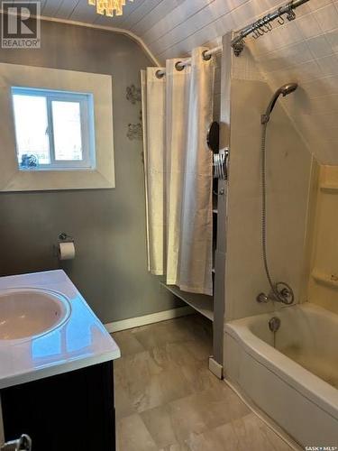 222 2Nd Avenue E, Canora, SK - Indoor Photo Showing Bathroom