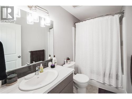 Main Bathroom - #2-313 Lakeview Street, Castlegar, BC - Indoor Photo Showing Bathroom