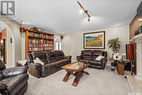 910 Braeside Place, Saskatoon, SK - Indoor Photo Showing Living Room