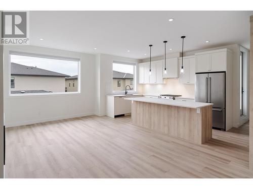 888 Patterson Avenue, Kelowna, BC - Indoor Photo Showing Kitchen