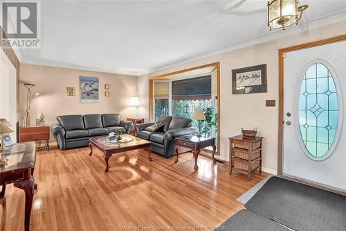 380 St. John Street, Windsor, ON - Indoor Photo Showing Living Room