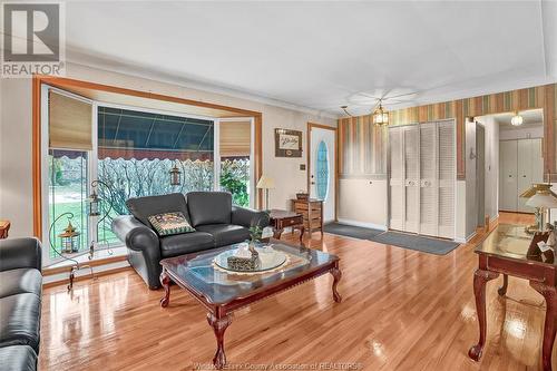 380 St. John Street, Windsor, ON - Indoor Photo Showing Living Room