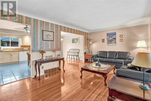 380 St. John Street, Windsor, ON - Indoor Photo Showing Living Room