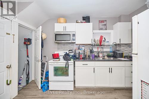 41 Albert Street, Welland, ON - Indoor Photo Showing Kitchen With Double Sink