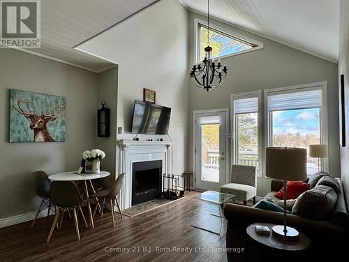 5231 Signature Grandview Drive, Huntsville (Chaffey), ON - Indoor Photo Showing Living Room With Fireplace