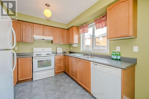 37 Hollingsworth Circle, Brampton, ON - Indoor Photo Showing Kitchen With Double Sink