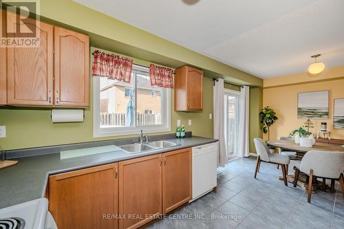 37 Hollingsworth Circle, Brampton, ON - Indoor Photo Showing Kitchen With Double Sink