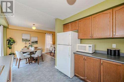 37 Hollingsworth Circle, Brampton, ON - Indoor Photo Showing Kitchen