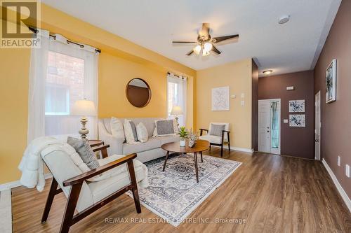 37 Hollingsworth Circle, Brampton, ON - Indoor Photo Showing Living Room