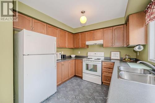 37 Hollingsworth Circle, Brampton, ON - Indoor Photo Showing Kitchen With Double Sink