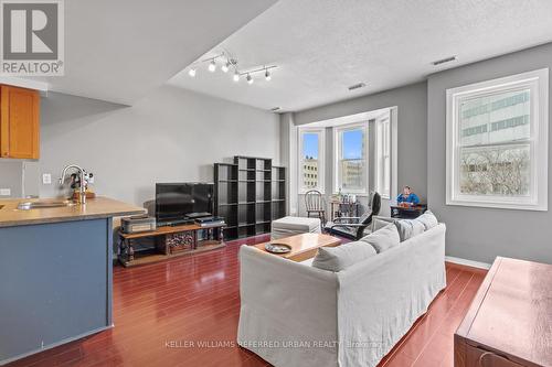 225 - 760 Lawrence Avenue W, Toronto, ON - Indoor Photo Showing Living Room