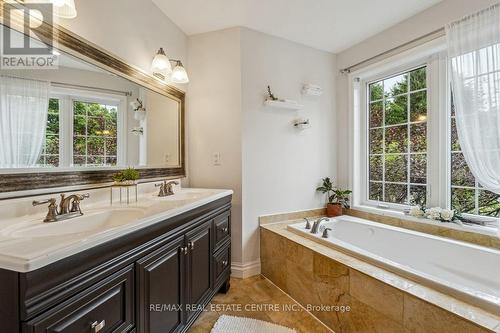 12431 Dublin Line, Halton Hills, ON - Indoor Photo Showing Bathroom