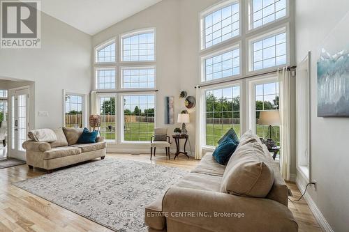 12431 Dublin Line, Halton Hills, ON - Indoor Photo Showing Living Room