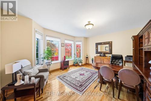 335 River Oak Place, Waterloo, ON - Indoor Photo Showing Living Room