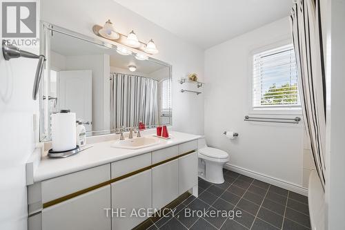 335 River Oak Place, Waterloo, ON - Indoor Photo Showing Bathroom