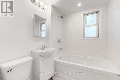 453 Paling Avenue, Hamilton, ON - Indoor Photo Showing Bathroom