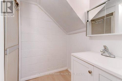 453 Paling Avenue, Hamilton, ON - Indoor Photo Showing Bathroom